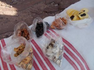 A desszertek közelebbről is.... a meggy egy kicsit megerjedt aszalás közben és olyan az íze, mintha konyakos meggyet enne az ember.